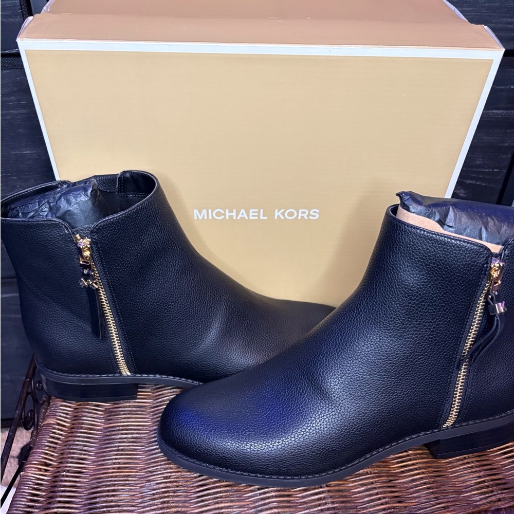 Michael Kors Black Leather Ankle Boots – LIKE NEW!!